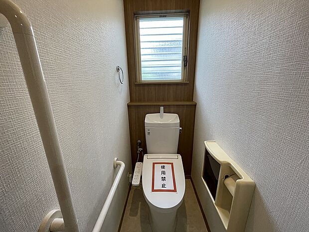便利な温水洗浄便座機能付きトイレです♪