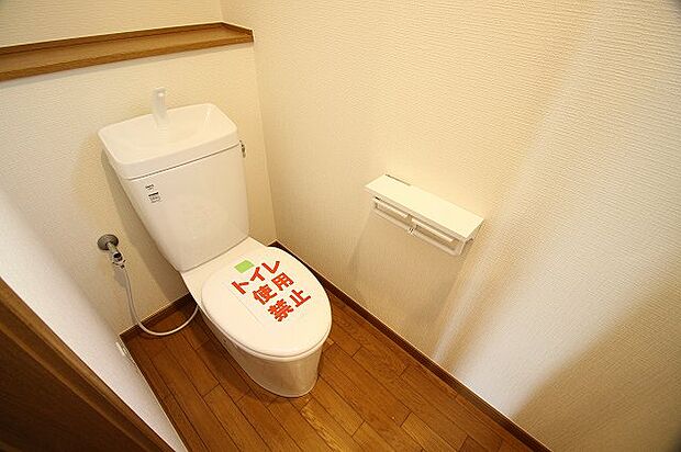 1階トイレ　シンプルなデザインのトイレで、インテリアにも馴染みますよ。