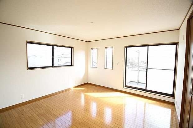 2階洋室（約8帖）たくさんの自然光が入る窓があって、とても明るい雰囲気なんですよ。