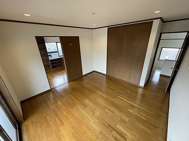 2階洋室　お気に入りの家具を置くスペースがたくさんあって、自分だけの部屋作りが楽しめますよ。