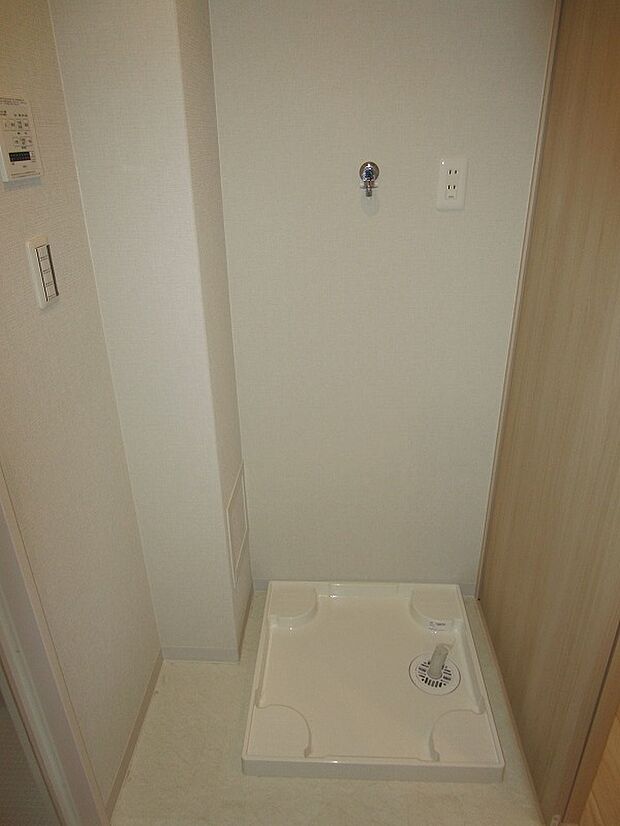洗濯機置き場もある洗面室です。洗濯パン・洗濯用水栓も新調しました。（クロス・ＣＦ張替等）