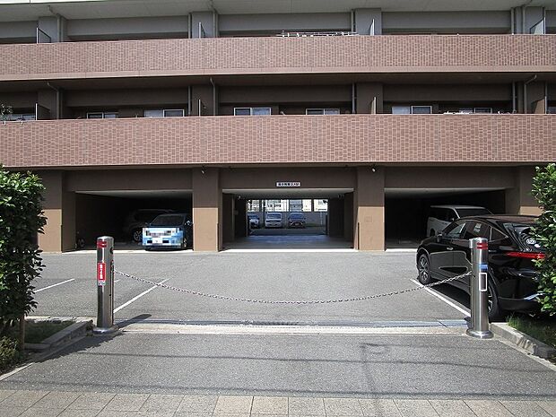 駐車場出入口（南側）。駐車場：月額５００円〜６０００円です（空き状況は随時管理事務所にご確認が必要です）。
