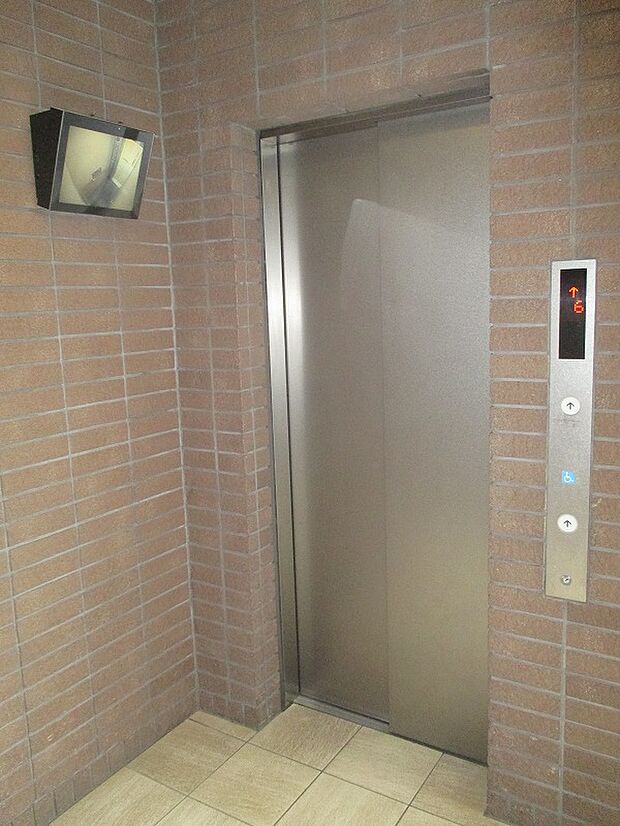 モニター付きのエレベーターで安心です。