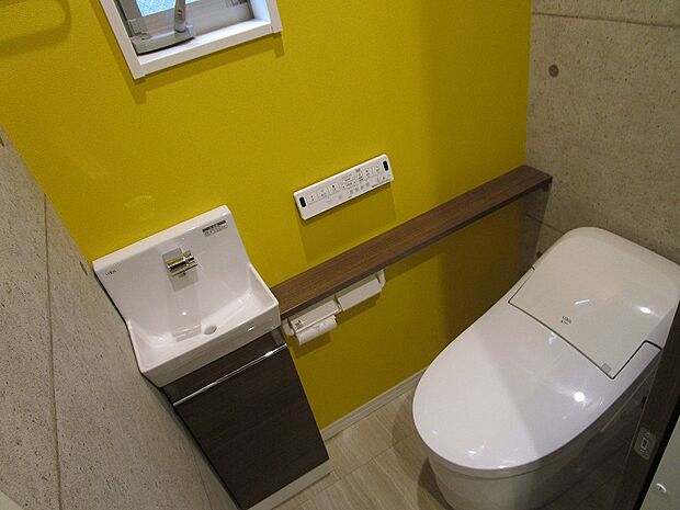 ２階のトイレ：高機能なタンクレストイレです。手洗いも付いています。