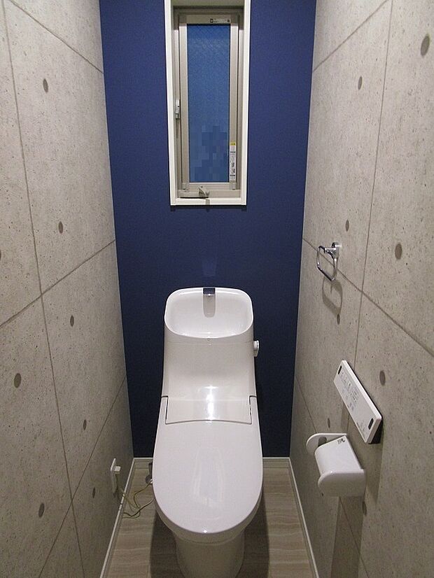 １階のトイレ：スタイリッシュな温水洗浄便座付きトイレです。