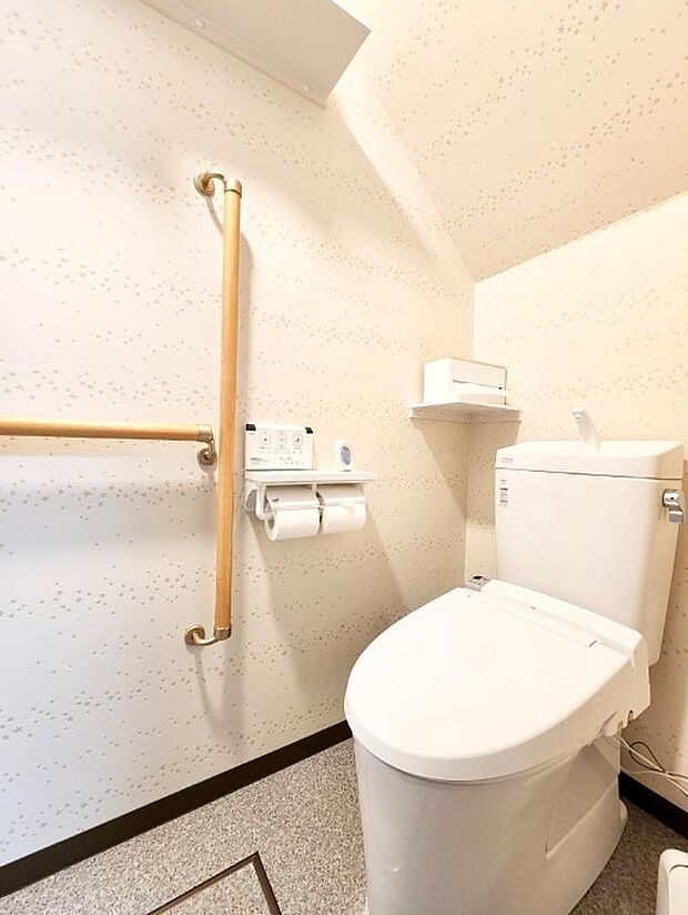 １階の階段下のトイレで、温水洗浄便座付きトイレです。