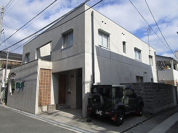 建物は２２８．１６平米もある１９９７年（平成９年）１月建築の鉄筋コンクリート造２階建。土地約６３坪付きで、土地間口も広々約１３．６ｍもあります。大阪メトロ御堂筋線　あびこ駅まで徒歩１０分です。