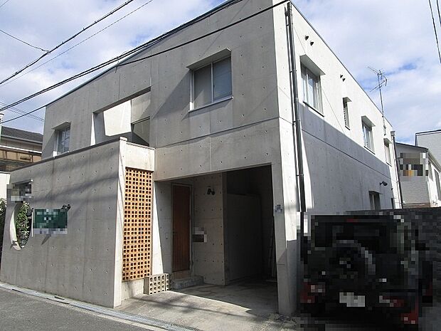 建物は２２８．１６平米もある１９９７年（平成９年）１月建築の鉄筋コンクリート造２階建。土地約６３坪付きで、土地間口も広々約１３．６ｍもあります。大阪メトロ御堂筋線　あびこ駅まで徒歩１０分です。