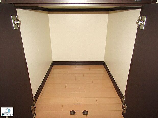 1階　廊下　玄関下のデッドスペースを有効活用した収納スペース！