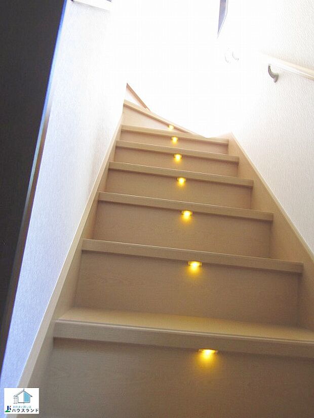 階段部分には足元に明かりがあるので夜でも安心！