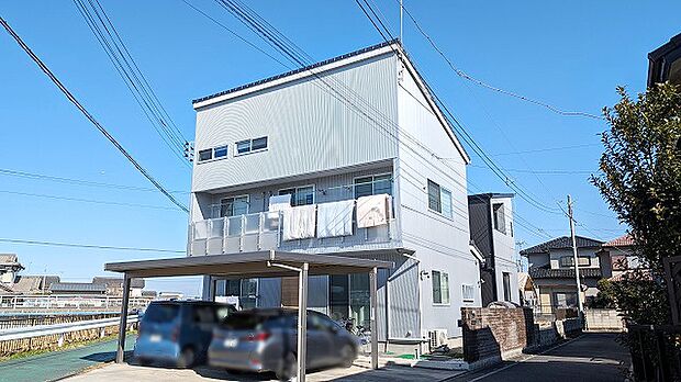 加須市北下新井1丁目　中古戸建　とても整った形をした建物です。南側に遮るものがないので日当たりはとても良いです。