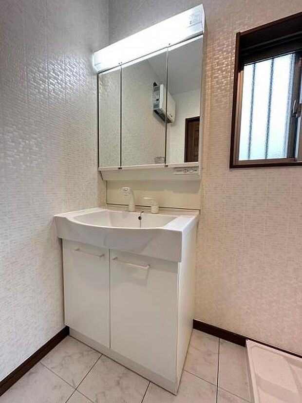 鏡面裏が収納となっており洗面小物もすっきりと収納できる洗面台です 