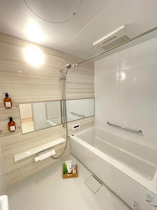 リフォーム済みでぴかぴかの浴室です。雨の日に嬉しい浴室乾燥機付きです！ 
