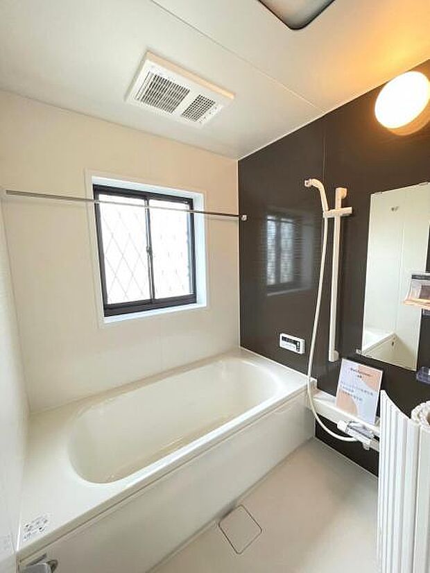 浴室乾燥機付きのバスルーム。足を伸ばしてリラックスができる安らぎの空間です 