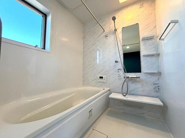 浴室乾燥機付きのバスルーム。足を伸ばしてリラックスができる安らぎの空間です