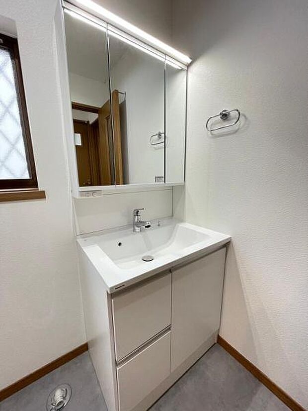 鏡面裏が収納となっており小物もすっきりと収納できる洗面台 