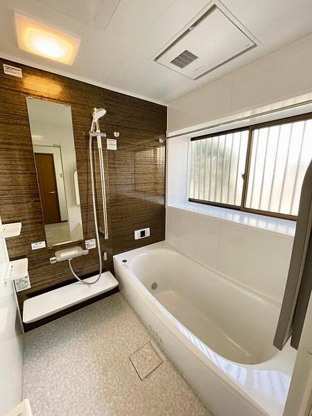 浴室乾燥機付きのバスルーム。足を伸ばしてリラックスができる安らぎの空間です 
