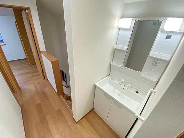 2階にも洗面台あり。朝の混雑する時間帯に嬉しい設備！ 