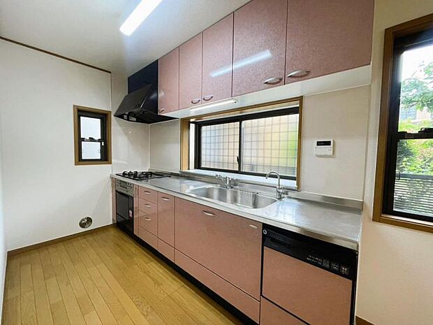 ゆとりのあるキッチンスペース。食洗機や吊戸棚収納など嬉しい設備仕様です。 