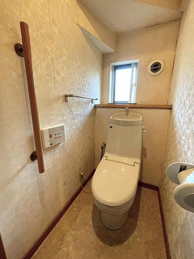 毎日使うトイレは落ち着きと清潔感のあるデザイン 