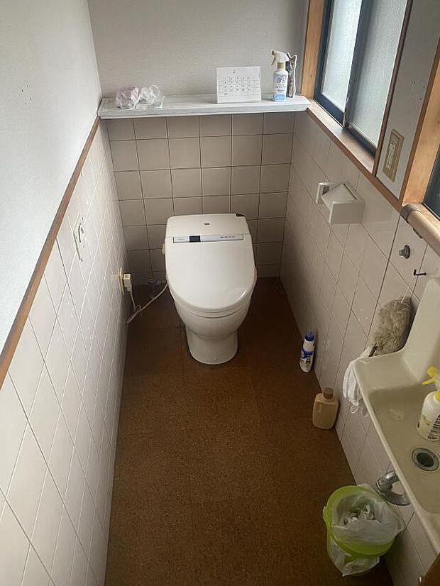トイレ。白を基調として清潔感があります。