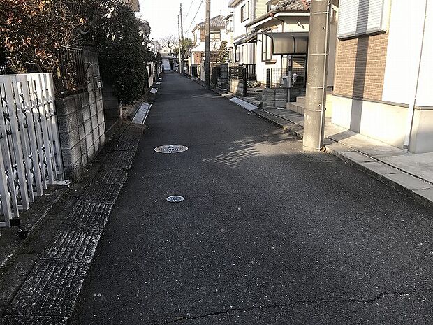 住宅用の土地では前面道路に2m以上接していなければならないと法律で定められています。しかし、お持ちの車のサイズやライフスタイルなどにより、2mでは利便が悪い場合もございますので、事前に確認しましょう。