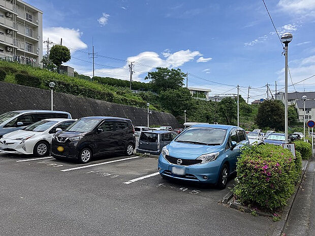 駐車場と明記されていても、最小スペースでつくられた駐車場だと大型車は駐車できなかったり、出入りしにくくなったりする可能性があります。お車のサイズと購入したい物件の駐車場のサイズを現地で確認しましょう。