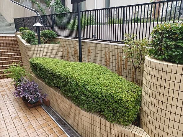 物件によっては、入居者が個人的に使用できる専用庭がついているものもあります。また、住宅の中にある土間の部分を庭と呼ぶこともあります。庭の用途は住む人によって変わり、それによってデザインもさまざまです。