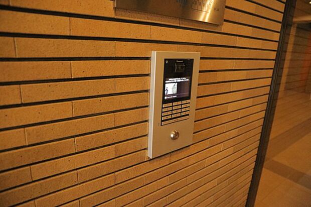 室内の防犯設備もチェックしましょう！モニター付きインターホンが設置されているか、防犯シャッターが設備されているか、ベランダに人が上がってきにくい高さかなどチェックしておくと入居後も安心できるでしょう。