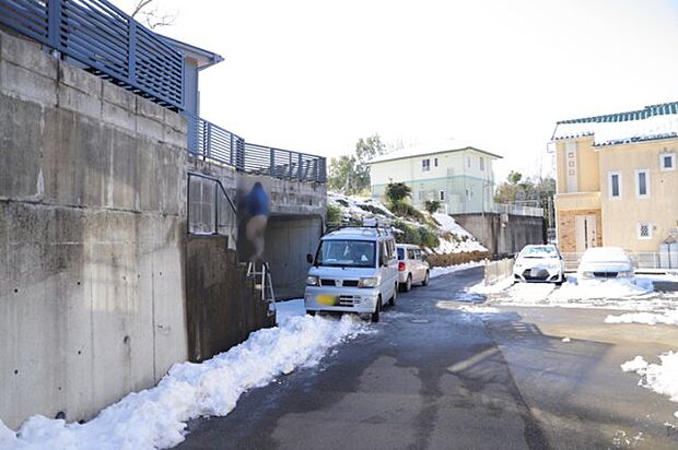 住宅用の土地では前面道路に2m以上接していなければならないと法律で定められています。しかし、お持ちの車のサイズやライフスタイルなどにより、2mでは利便が悪い場合もございますので、事前に確認しましょう。