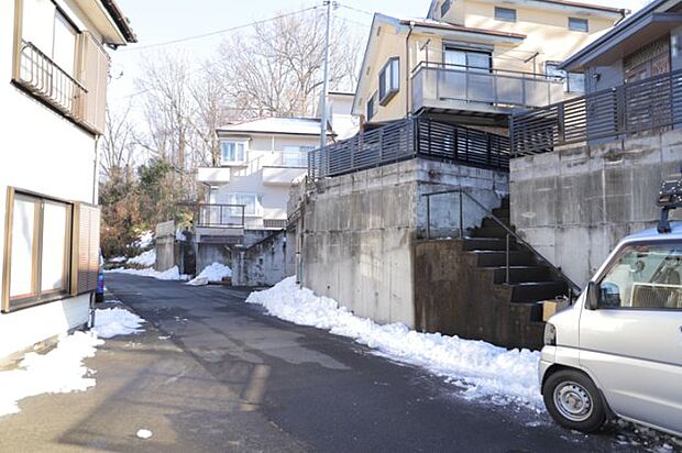 お持ちの車種によっては前面道路が広い方が便利でしょう。しかし、前面道路が広ければその分交通量が多くなるため、騒音などが気になる場合があります。実際に現地を見学し、周辺交通量や騒音などを確認しましょう！