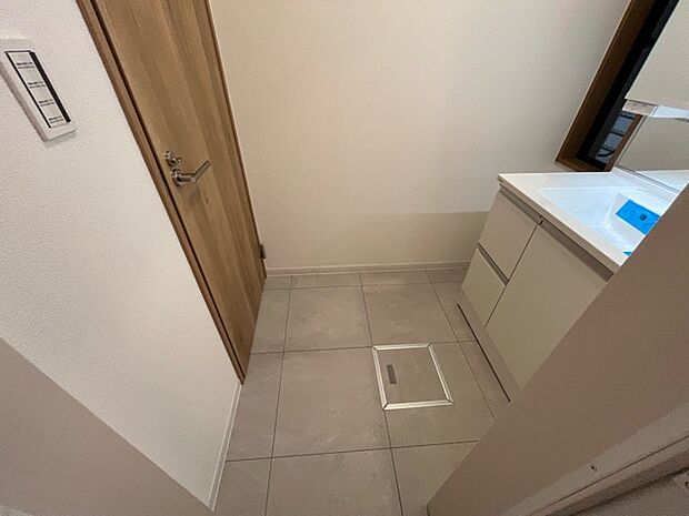 多くの戸建て住宅で見かける洗面脱衣所は、洗面台と洗濯機が2畳ほどのスペースに並べられていて、洗面所が脱衣所を兼ね備えている間取りが一般的です。お客様が利用することもある、パブリックな空間でもあります。