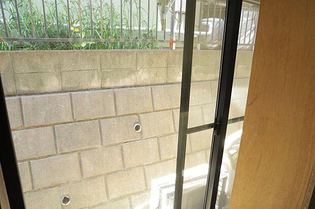 サッシは、ガラス窓に使用される金属製の窓枠です。一般的に住宅建築では、金属製建具工事の段階でガラス類・玄関などと同時に設置されます。種類や構造により断熱性能や遮音性能が異なるので現地でご確認ください。