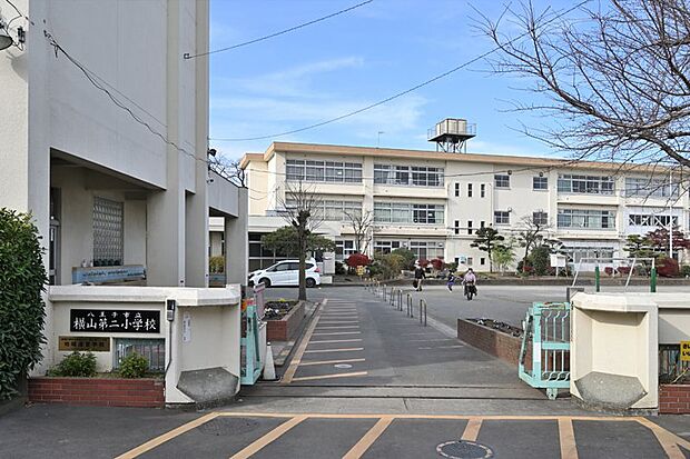 【小学校】横山第二小学校まで722ｍ