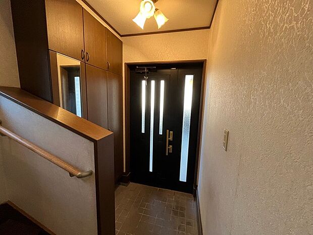 玄関は家の顔でもあり、家族以外の目にも止まる場所です。玄関は外との間を仕切る扉、靴などをしまっておく収納スペース、靴脱ぎのたたきスペース、来客とのやり取りをするドアホンなど複数のアイテムからなります。