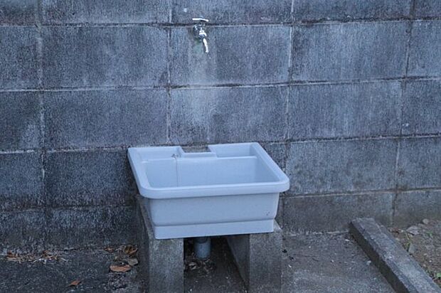 敷地内に散水栓や立水栓があると便利です。水道水を直接利用できるため、水を運ぶ手間を省くことが出来ます。大量の水を必要とする洗車作業や清掃などに役立ちます。その他設備とあわせて、現地でご確認ください。　