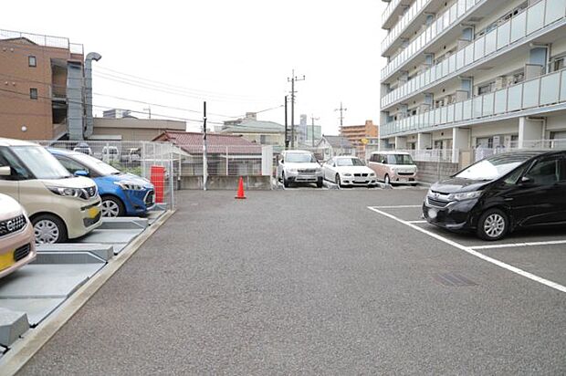 駐車場と明記されていても、最小スペースでつくられた駐車場だと大型車は駐車できなかったり、出入りしにくくなったりする可能性があります。お車のサイズと購入したい物件の駐車場のサイズを現地で確認しましょう。