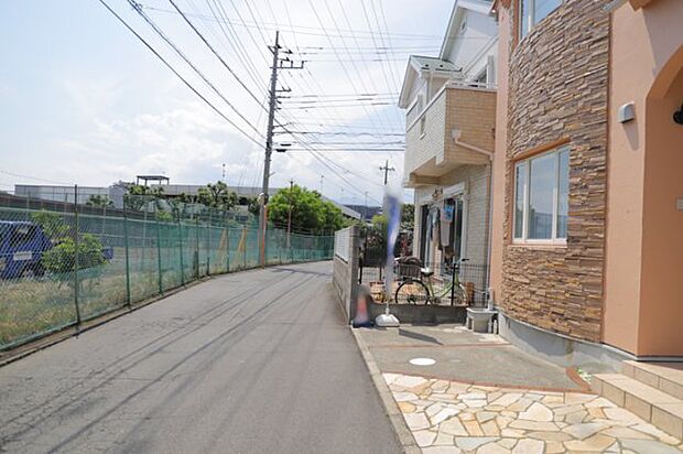 住宅用の土地では前面道路に2m以上接していなければならないと法律で定められています。しかし、お持ちの車のサイズやライフスタイルなどにより、2mでは利便が悪い場合もございますので、事前に確認しましょう。