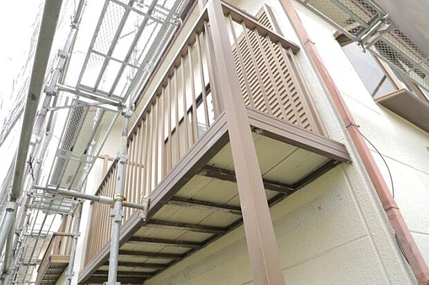 バルコニーは、建物内から室外へ楽に出入りできる便利なスペースです。また、バルコニーには手すりを付けることが義務付けられており、手すりの高さは110cm以上で施工することが建築基準法で定められています。