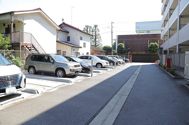 駐車場と明記されていても、最小スペースでつくられた駐車場だと大型車は駐車できなかったり、出入りしにくくなったりする可能性があります。お車のサイズと購入したい物件の駐車場のサイズを現地で確認しましょう。