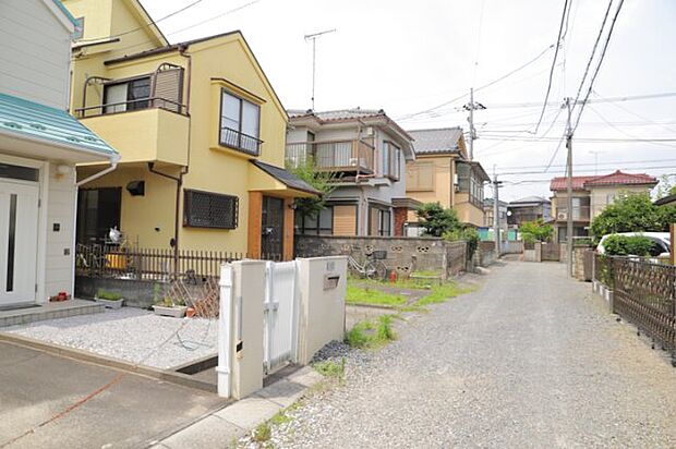 住宅用の土地では前面道路に2m以上接していなければならないと法律で定められています。しかし、お持ちの車のサイズやライフスタイルなどにより、2mでは利便が悪い場合もございますので、事前に確認しましょう。