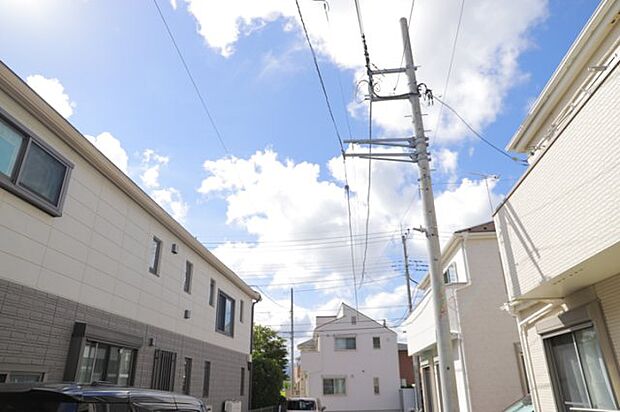 土地の地勢が高台の場合、景色を綺麗にみることができ、景色にこだわってお家探ししている方におすすめです！また平坦地よりも風通しがいいというメリットがあります。デメリットもあるので是非現地でご確認下さい。