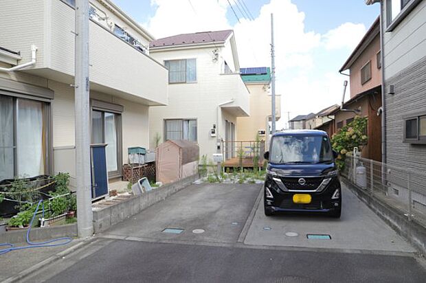 住宅用の土地では前面道路に2m以上接していなければならないと法律で定められています。しかし、お持ちの車のサイズやライフスタイルなどにより、2mでは利便が悪い場合もございますので、事前に確認しましょう。