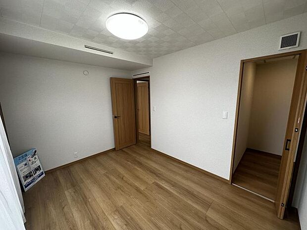 【寝室】全洋室にクローゼットを完備。居室空間を有効に使える快適スペースを実現