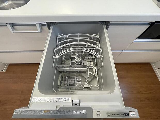 【食器洗乾燥機】手洗い時よりも水量を抑え、家事の負担も軽減します。