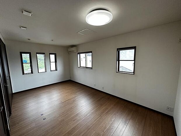 【洋室】5.2帖+5.2帖の洋室は、1部屋の大空間として使用可能です。