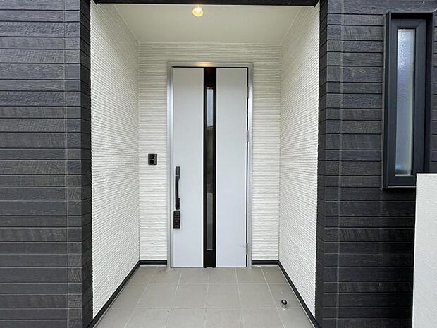 【玄関】ダブルロックドアとモニター付きインターホンで安心のセキュリティー！