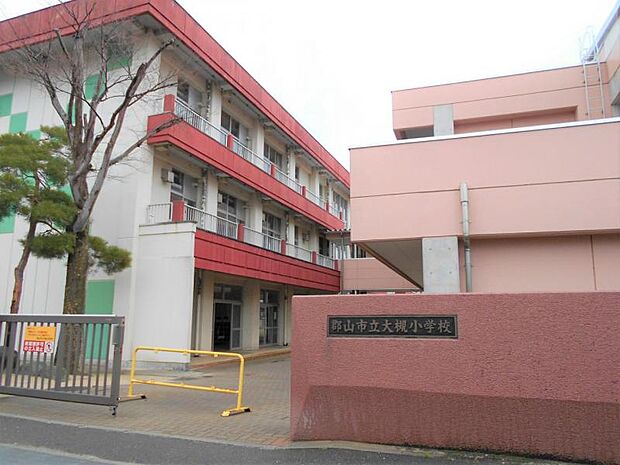 大槻小学校　徒歩約2分（183ｍ）