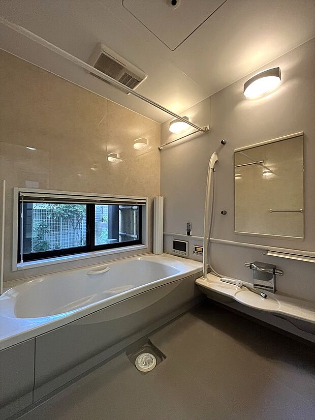 〜浴室〜テレビ付きの浴室。梅雨の時期に、重宝する乾燥機能も付いております。