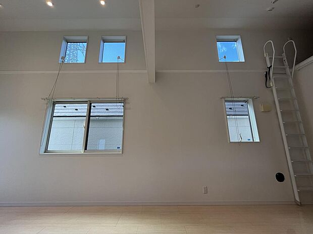 LDの上部は窓が多く取り付けてあるため室内は電気をつけなくても明るいです。